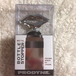 - KISS METAL BOTTLE STOPPER prodyne